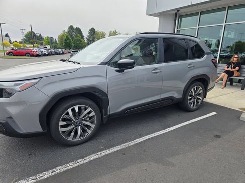 Used 2025 Subaru Forester Touring AWD/4WD image 4