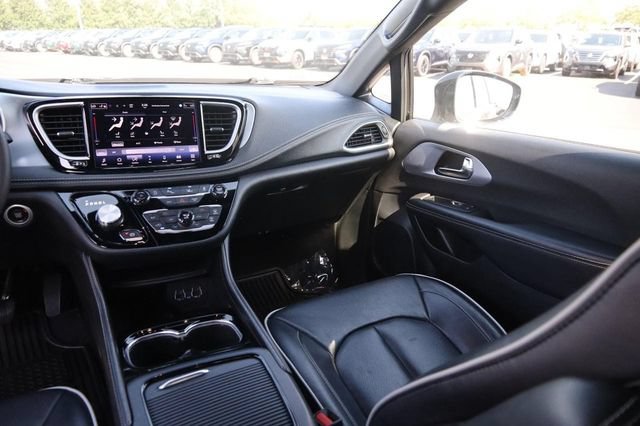 Used 2025 Chrysler Pacifica Limited FWD image 29