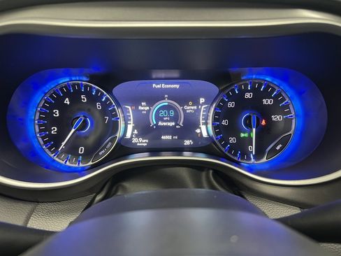 Used 2024 Chrysler Pacifica Touring-L image 24