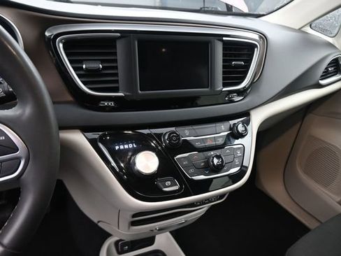 Used 2022 Chrysler Voyager LX FWD image 31