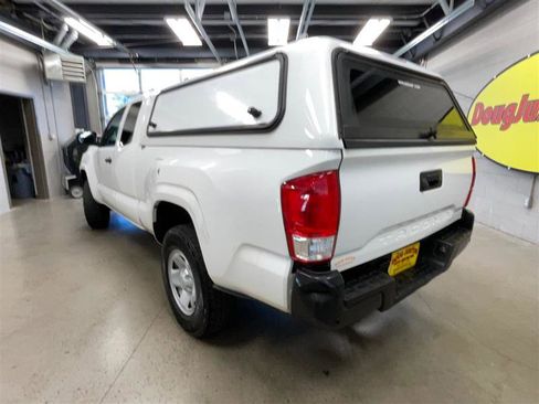 Used 2019 Toyota Tacoma SR image 3