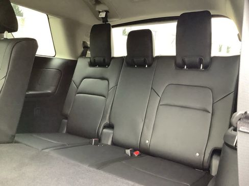 New 2025 Nissan Pathfinder SL w/ Black Appearance Package image 32