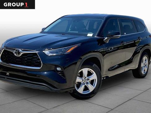 Used 2023 Toyota Highlander LE FWD image 1
