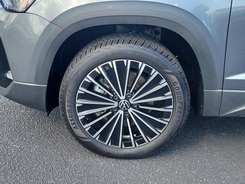 Certified 2025 Volkswagen Taos SE FWD image 28