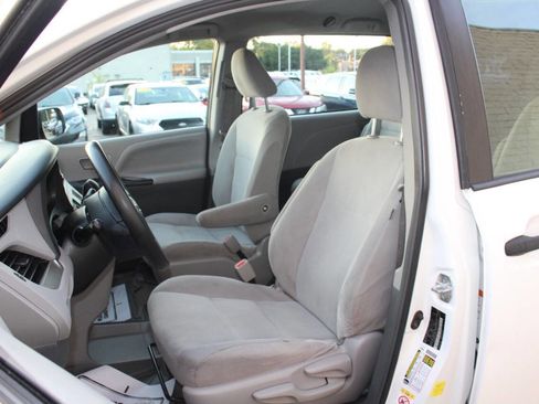 Used 2018 Toyota Sienna L image 10
