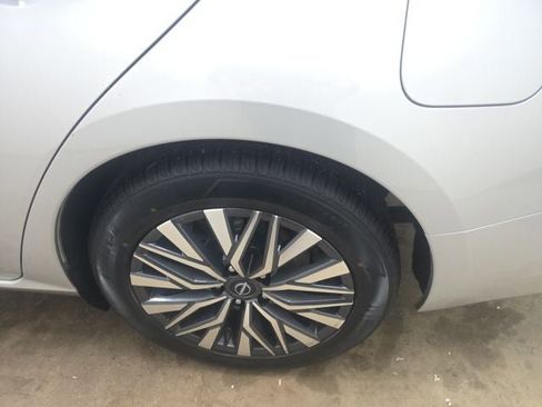 Used 2023 Nissan Altima 2.5 SV FWD image 12