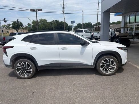 Used 2025 Chevrolet Trax RS w/ Sunroof Package FWD image 12