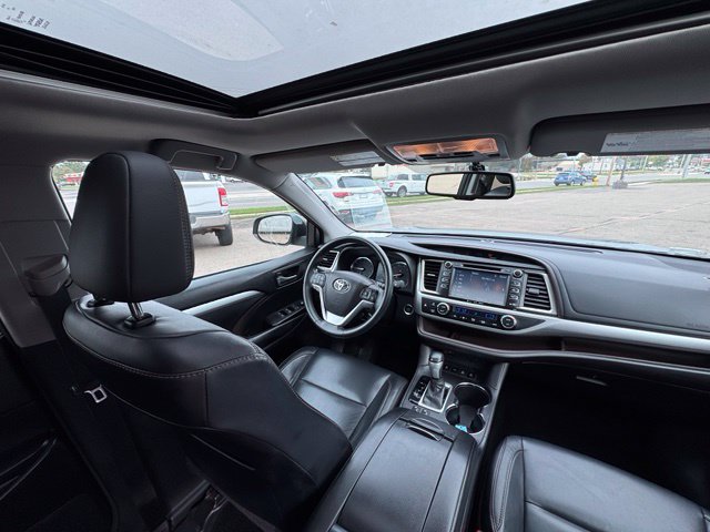 Used 2017 Toyota Highlander XLE AWD/4WD image 25