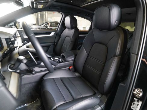 Certified 2025 Porsche Cayenne Coupe AWD/4WD image 5