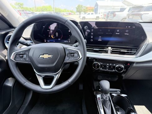 Used 2025 Chevrolet Trax LT w/ LT Convenience Package FWD image 10