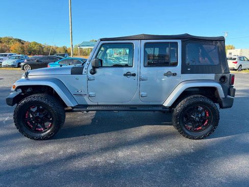 Used 2016 Jeep Wrangler Unlimited Sahara w/ Connectivity Group AWD/4WD image 6