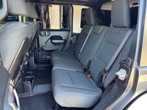 Used 2025 Jeep Wrangler Unlimited Rubicon AWD/4WD image 12