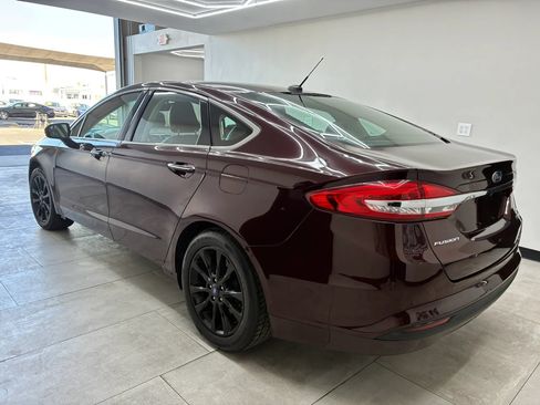Used 2017 Ford Fusion SE w/ Fusion SE Technology Package FWD image 4