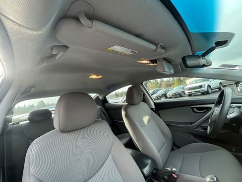 Used 2014 Hyundai Elantra SE image 25
