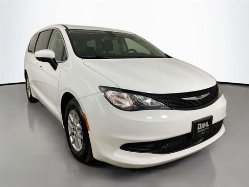 Used 2022 Chrysler Voyager LX image 28