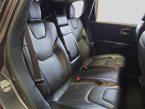 Used 2019 Jeep Cherokee Limited image 17