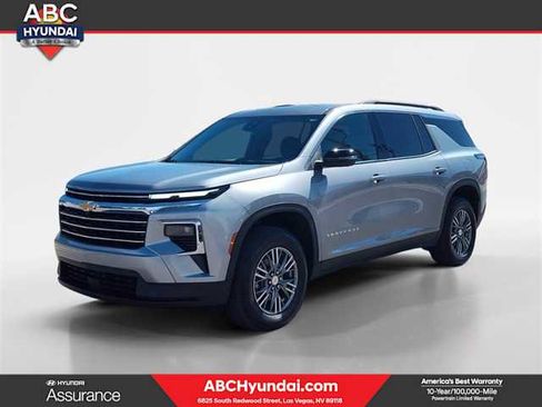 Used 2025 Chevrolet Traverse LT w/ Driver Confidence Package image 1