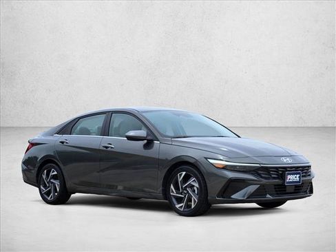 Used 2025 Hyundai Elantra Limited FWD image 3