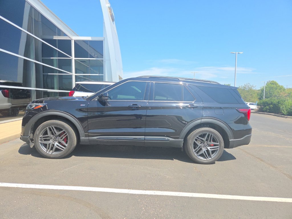 Used 2025 Ford Explorer ST-Line w/ Premium Package AWD/4WD image 3