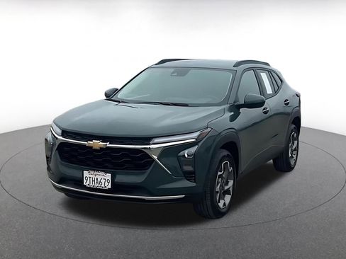 Used 2025 Chevrolet Trax LT w/ LT Convenience Package image 7