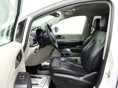 Used 2022 Chrysler Pacifica Touring-L FWD image 12