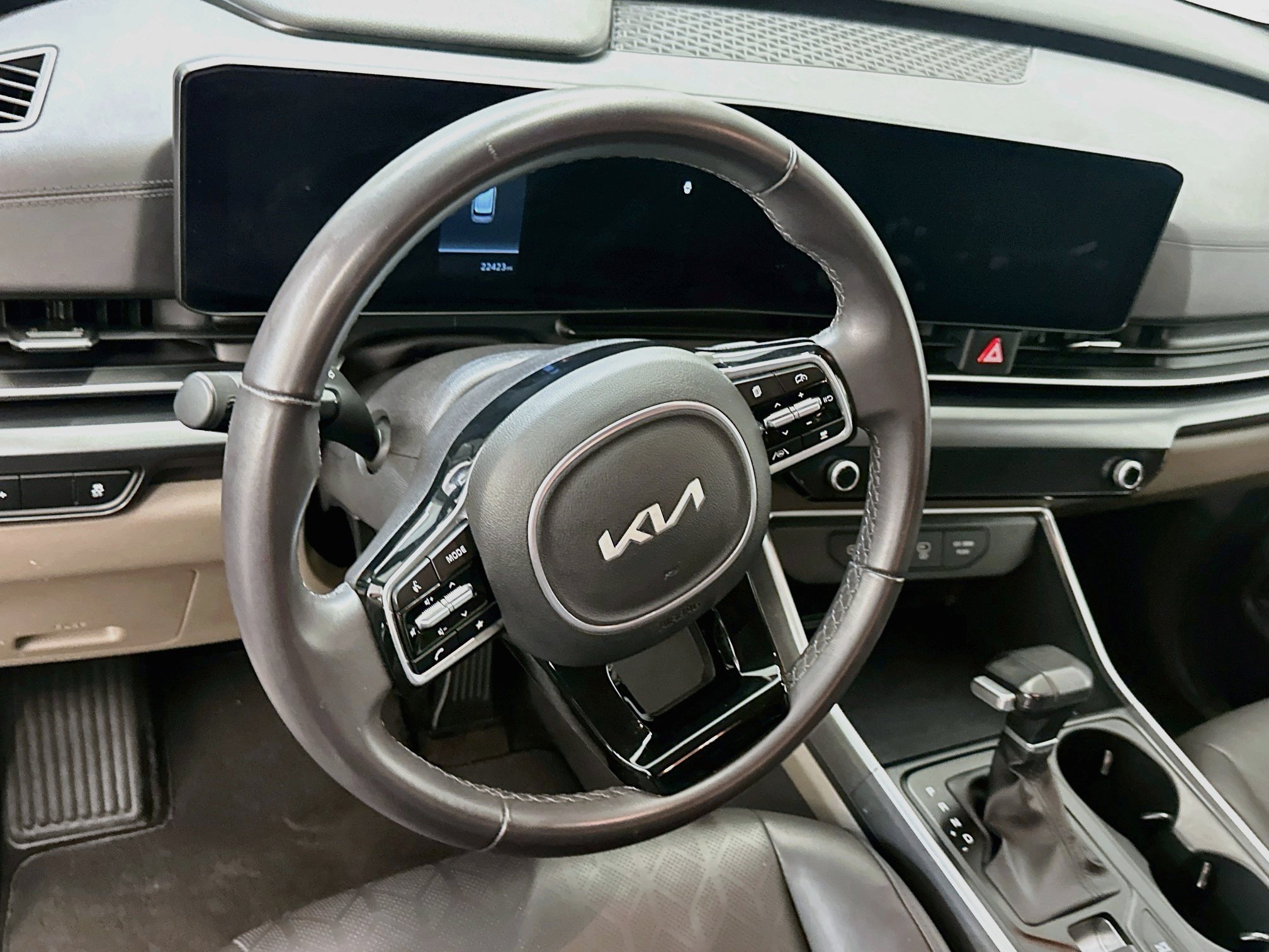 Used 2025 Kia Carnival FWD image 18
