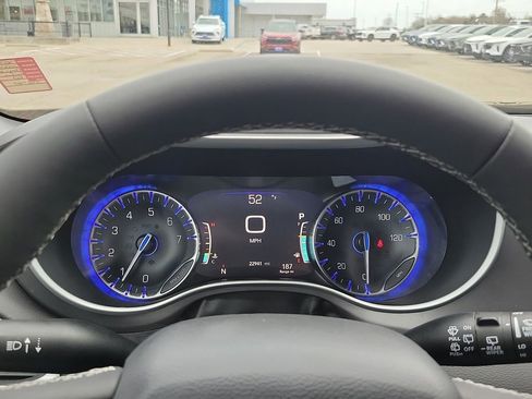 Used 2025 Chrysler Pacifica Select image 19