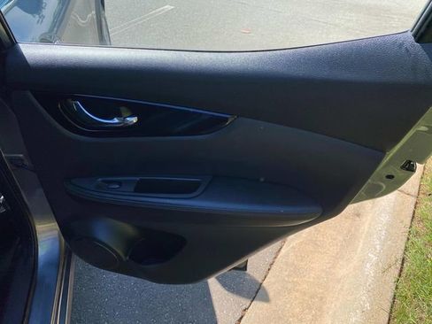 Used 2021 Nissan Rogue Sport SV FWD image 34