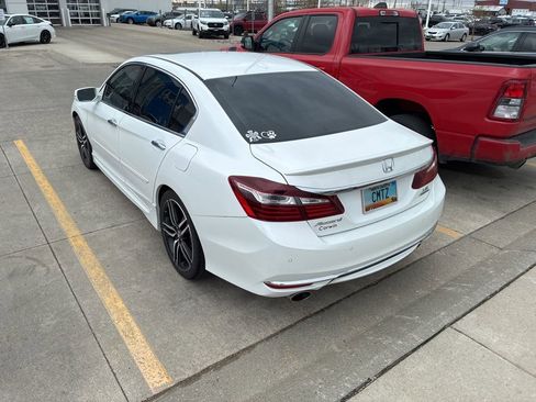 Used 2017 Honda Accord Touring image 3