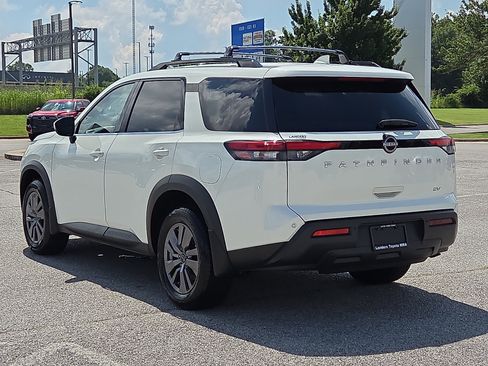 Used 2024 Nissan Pathfinder SV FWD image 4