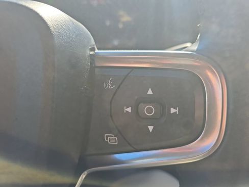Used 2023 Volvo XC40 B4 Ultimate FWD image 29