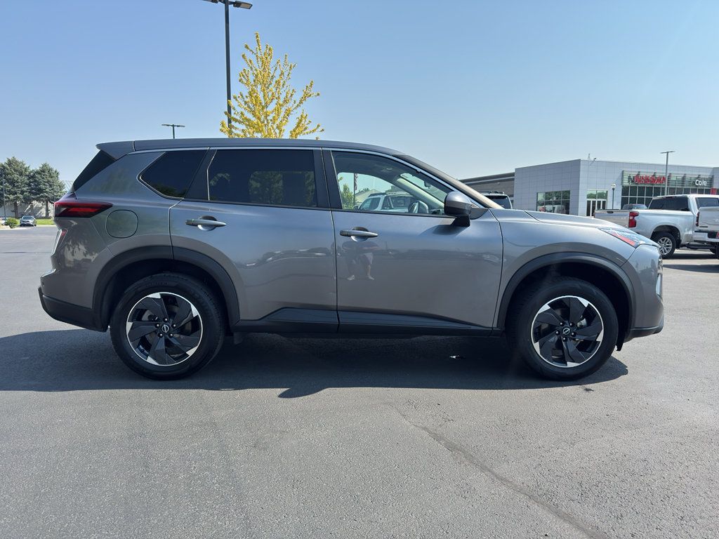 Used 2025 Nissan Rogue SV AWD/4WD image 2