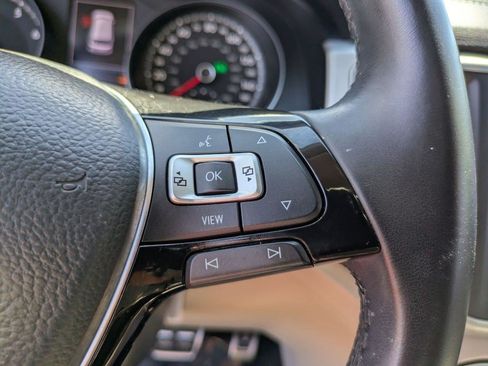 Used 2019 Volkswagen Atlas SE w/ Panoramic Sunroof Package FWD image 18