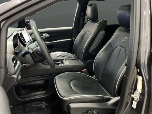 Used 2023 Chrysler Pacifica Limited w/ Uconnect Theater Family Group FWD image 9