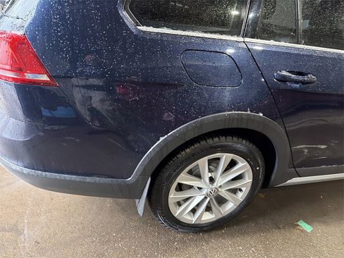 Used 2017 Volkswagen Golf Alltrack image 4
