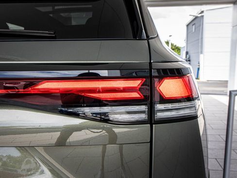 New 2026 Volkswagen Tiguan SE R-Line FWD image 17