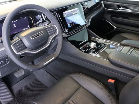 Used 2022 Jeep Wagoneer Series III w/ Premium Group I image 18