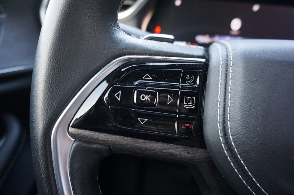 Used 2022 Jeep Grand Cherokee Overland w/ Luxury Tech Group IV RWD image 8
