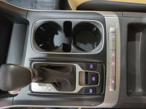 Used 2024 Kia Carnival LX FWD image 23