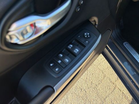 Used 2020 Jeep Cherokee Limited image 12