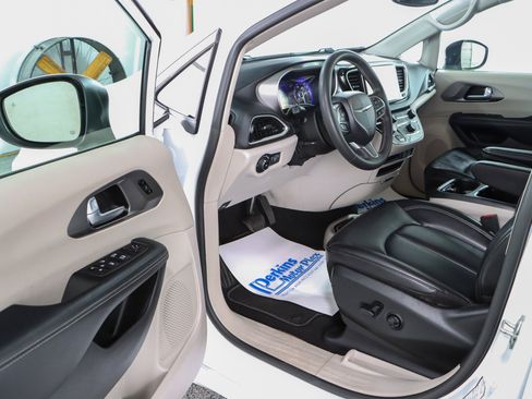 Used 2023 Chrysler Pacifica Touring-L FWD image 3