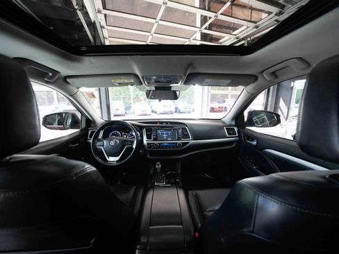Used 2017 Toyota Highlander XLE AWD/4WD image 19