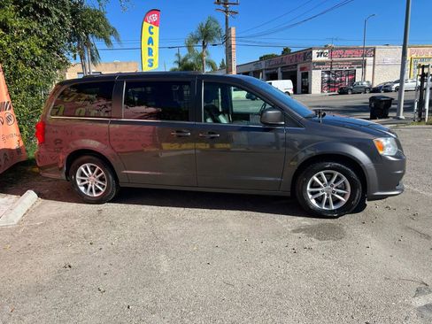 Used 2019 Dodge Grand Caravan SXT image 4