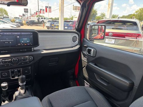 Used 2025 Jeep Wrangler Unlimited Sahara AWD/4WD image 33