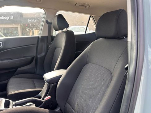 Certified 2025 Hyundai Venue SE image 18