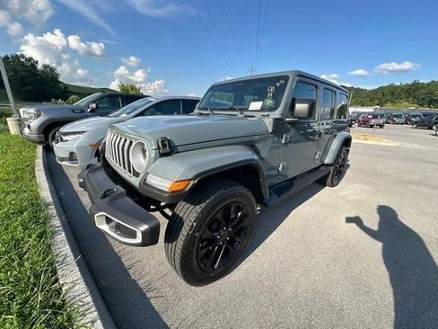 Used 2025 Jeep Wrangler Unlimited Sahara AWD/4WD image 5