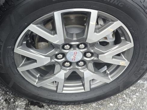 Used 2023 GMC Acadia SLE w/ Driver Convenience Package image 10