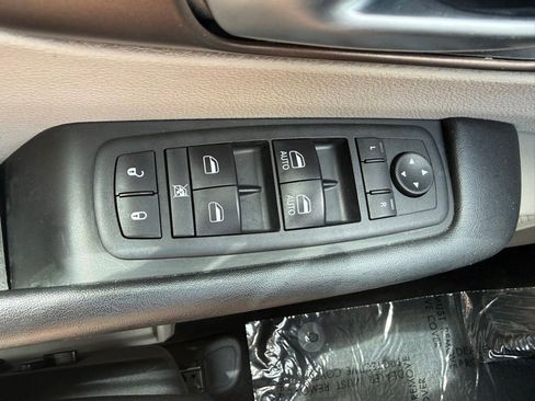 Used 2018 Chrysler Pacifica Touring Plus w/ Tire & Wheel Group FWD image 24