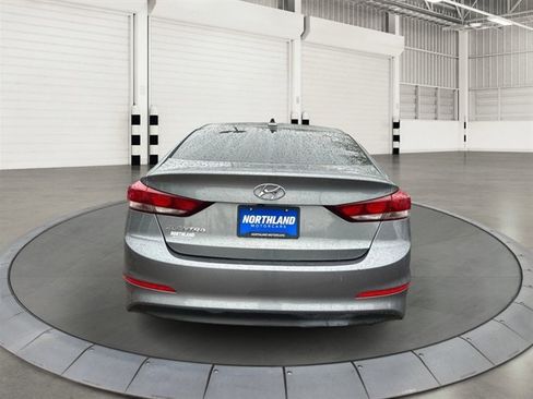 Used 2017 Hyundai Elantra SE FWD image 3
