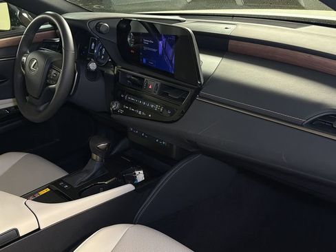 Certified 2025 Lexus ES 300h w/ Premium Package image 11